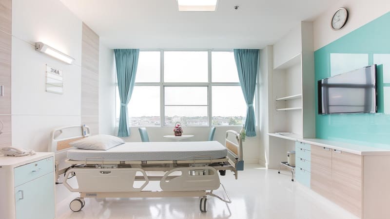 غرفة عناية طبية بإطلالة خارجية