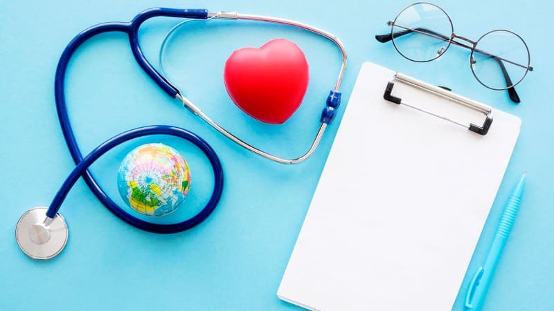 معدات طبية مع كرة أرضية صغيرة وقلب أحمر