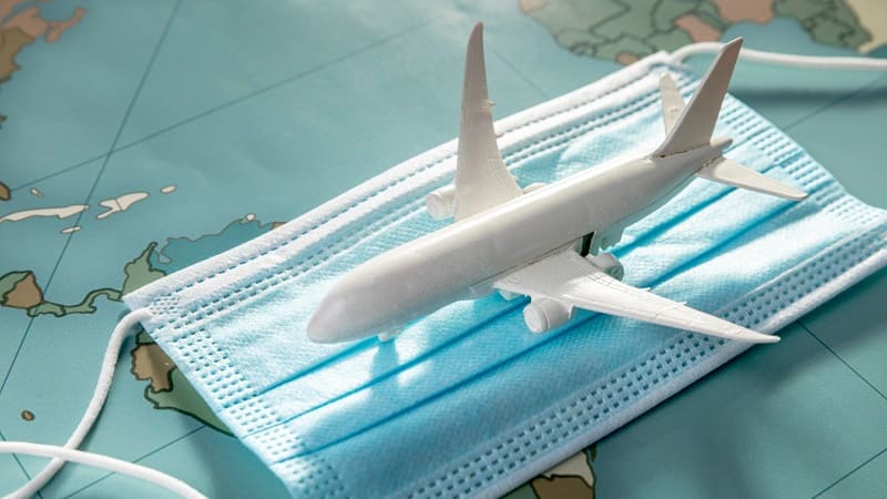 طائرة على كمامة طبية ترمز للسفر العلاجي الآمن