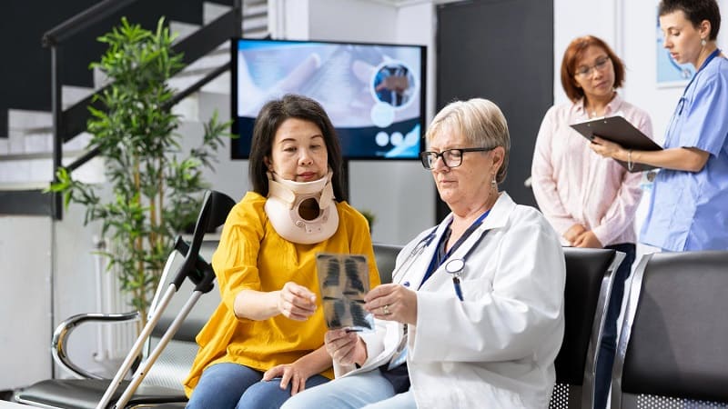 أطباء يتحدثون مع مريضة في العيادة