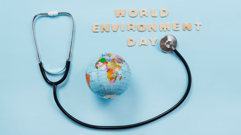 سماعة طبية مع خريطة العالم ترمز إلى السياحة العلاجية