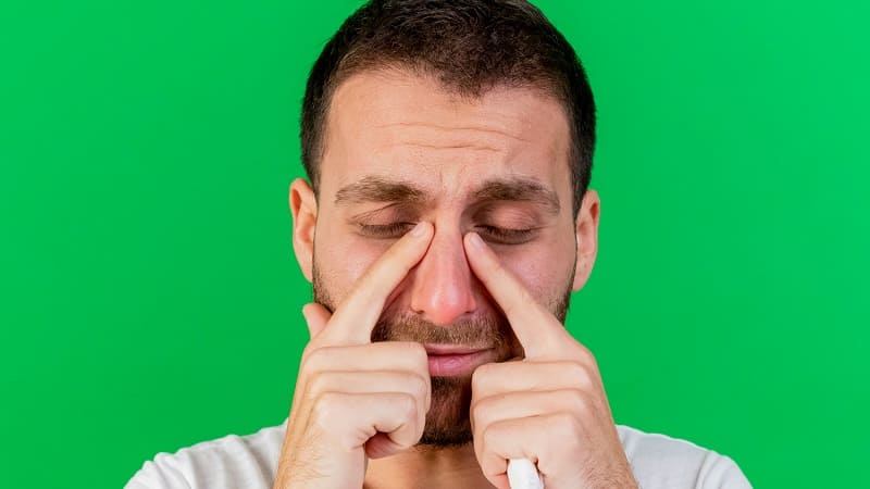 رجل يعاني من احتقان الأنف بسبب التهاب اللحمية