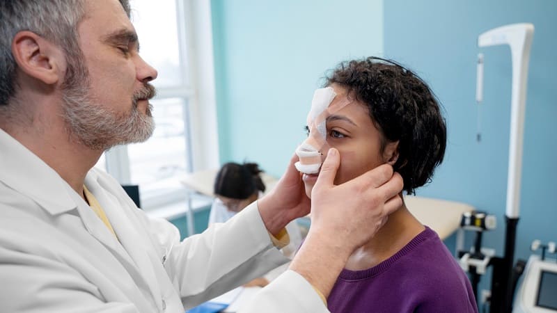 طبيب يفحص مريضة مصابة بالتهاب اللحمية