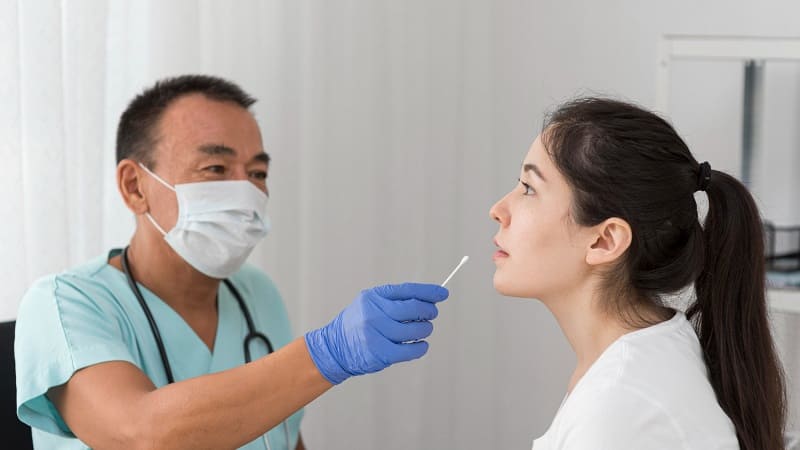 طبيب يفحص أنف مريضة باستخدام أدوات طبية