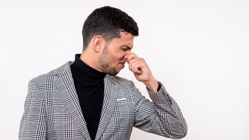 رجل يشعر بألم في الأنف نتيجة التهاب اللحمية