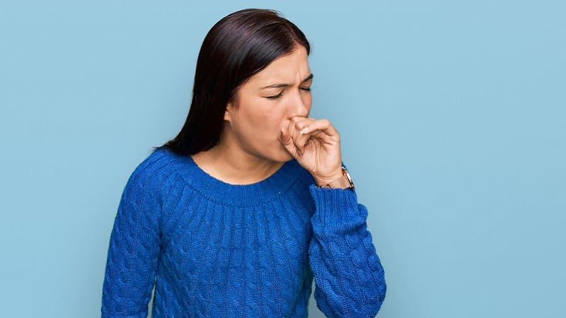 امرأة تشعر بالألم في الجيوب الأنفية بسبب اللحمية