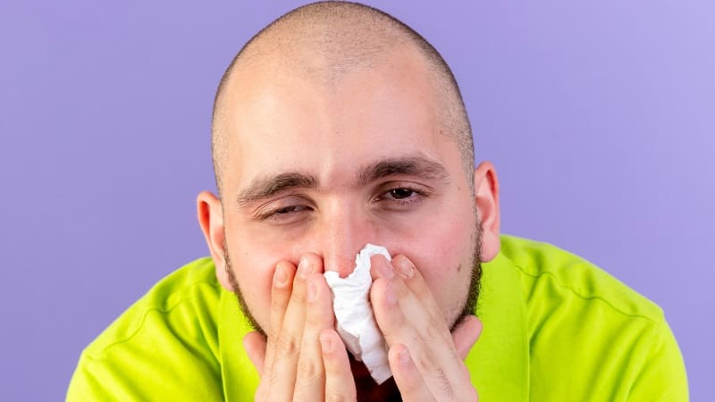رجل يعاني من الزكام المزمن بسبب التهاب اللحمية