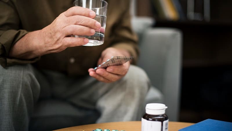 مريض يتناول دواء لعلاج التهاب الروماتيزم