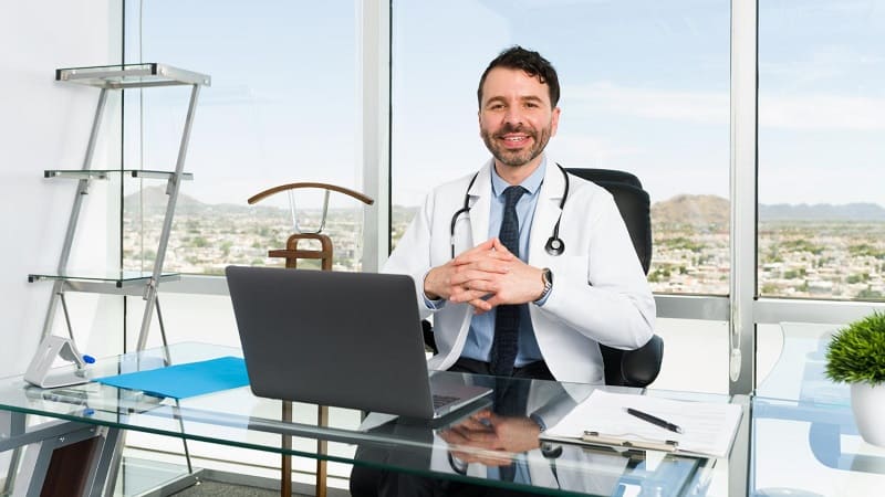 طبيب يعمل ضمن خدمات شركات السياحة العلاجية في اسطنبول