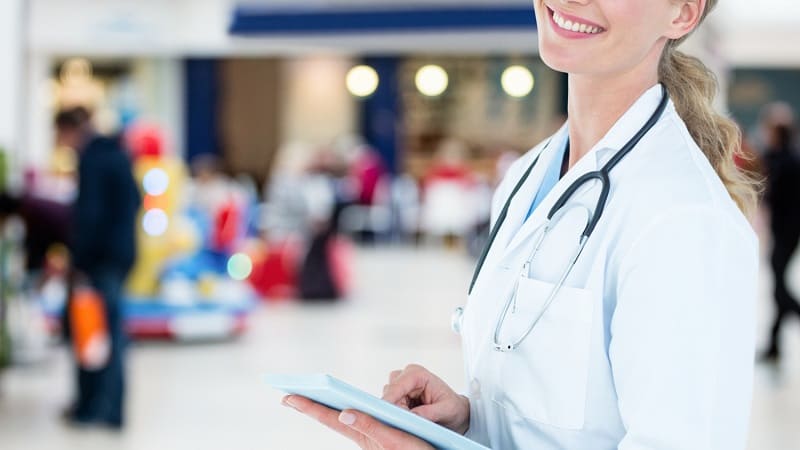 طبيبة في أحد مراكز شركات السياحة العلاجية في اسطنبول