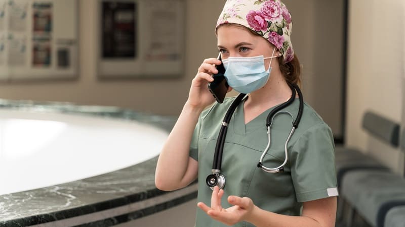 ممرضة تتواصل مع مريض لتنسيق الاستقبال والخدمات الطبية في إسطنبول.