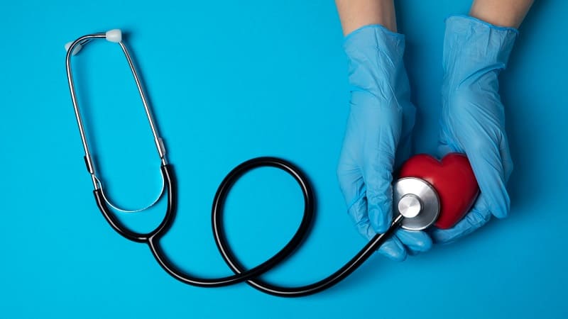 سماعة طبية تلامس قلبًا صغيرًا للدلالة على العناية الصحية المقدمة للمرضى.