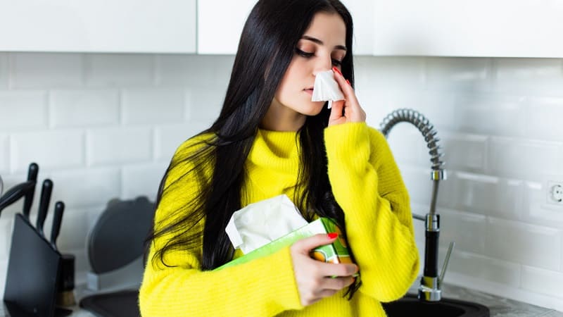 امرأة تتعرض للسعال بسبب مشاكل الأنف