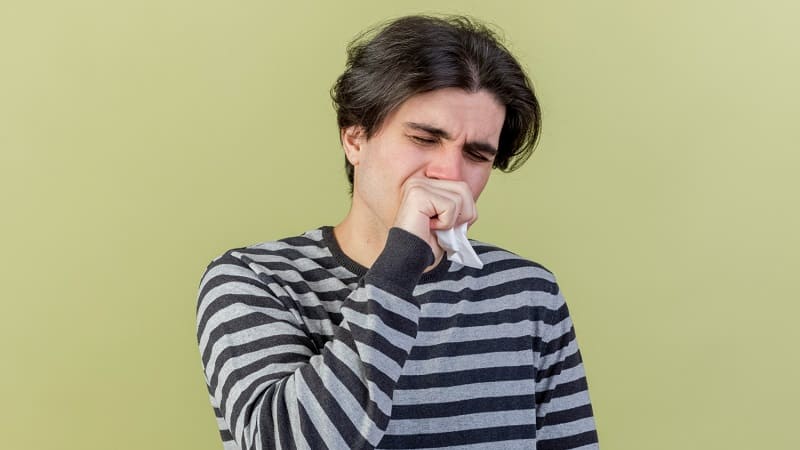 رجل يعاني من احتقان الأنف بسبب اللحمية