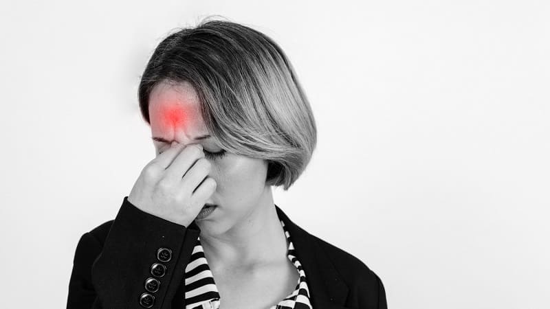 امرأة تعاني من ألم شديد في منطقة الجيوب