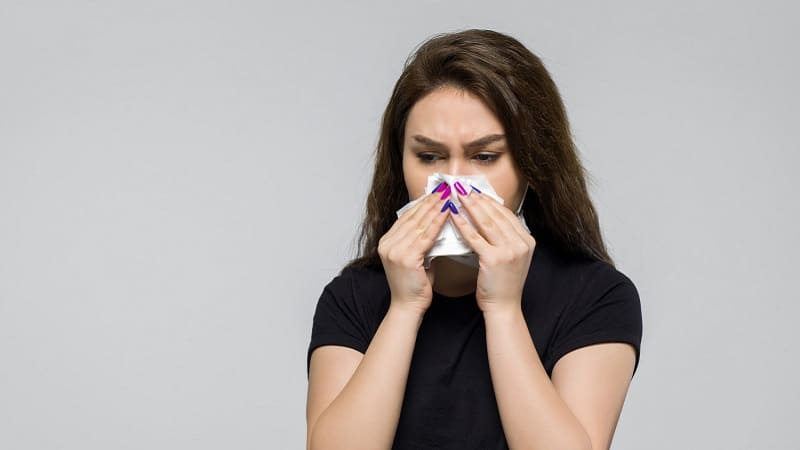 سيدة تعاني من انسداد الأنف بسبب التهاب لحمية الانف.