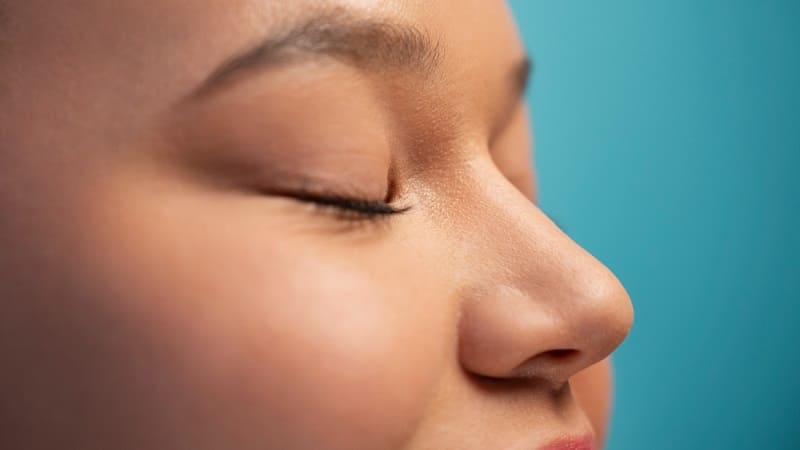 لقطة مقربة لفتاة تُظهر تورم الممرات الأنفية المرتبط بالتهاب اللحمية.