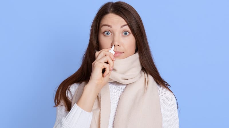 سيدة تعاني من العطاس المستمر نتيجة التهاب لحمية الأنف.