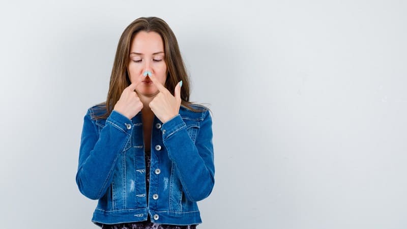 سيدة تعاني من صعوبة تنفس بسبب تضخم لحمية الأنف.