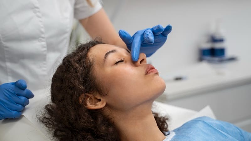 مريضة تخضع لفحص طبي لتقييم التهاب لحمية الانف.