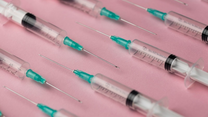 أدوات طبية تُستخدم في السياحة العلاجية، تعبّر عن تطور التقنيات العلاجية ودورها في زيادة الإقبال على العلاج خارج الدول.